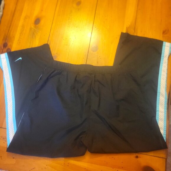 Nike Capris Length Workout Pants - Size M - Picture 7 of 8